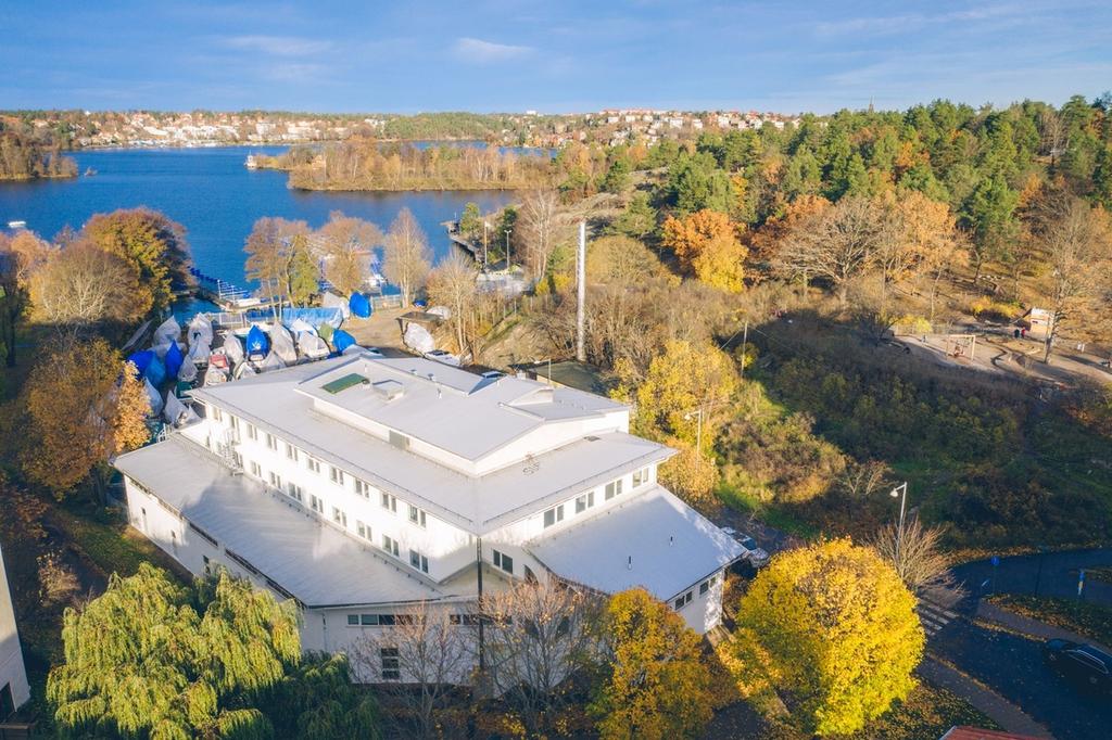 Skolbyggnaden från luften Distra gymnasium 