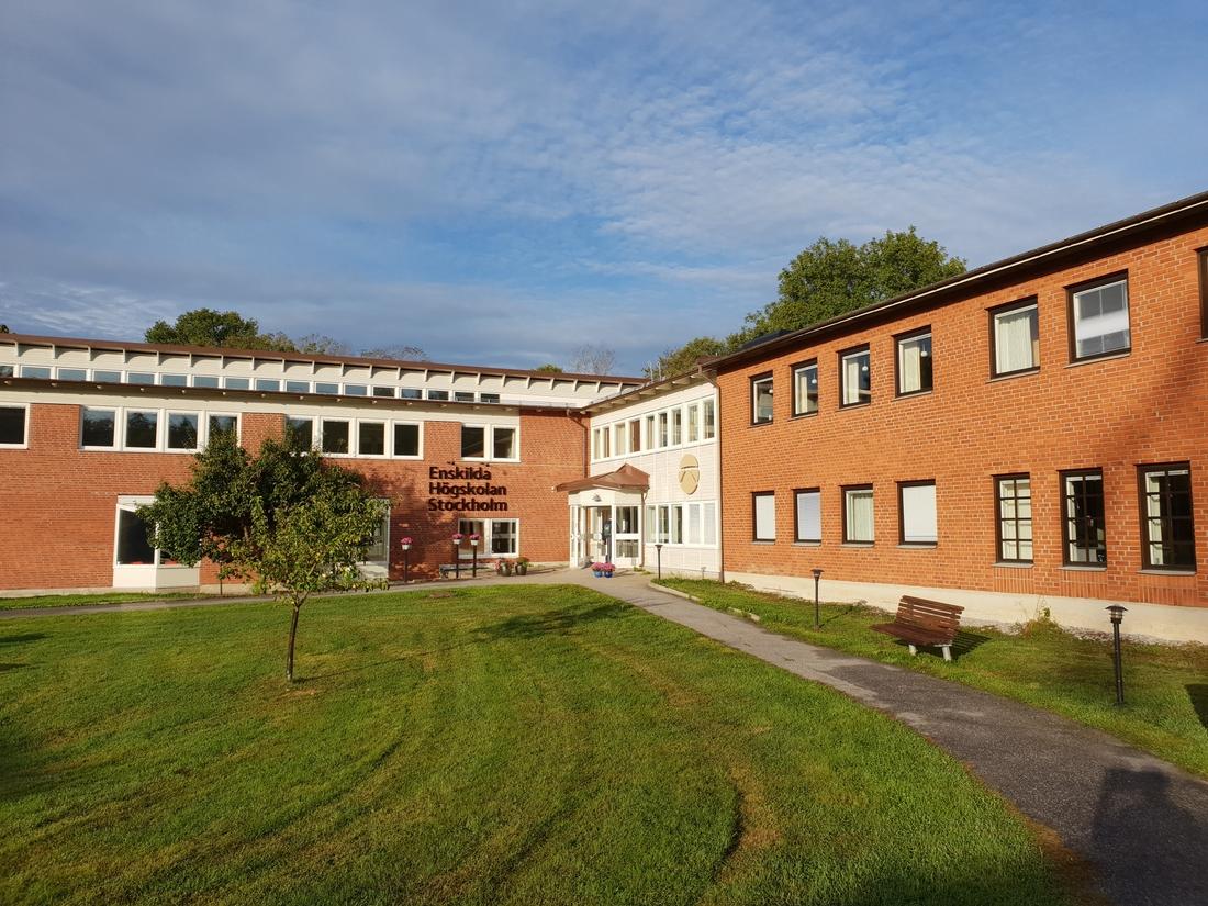 Entré till skolbyggnaden