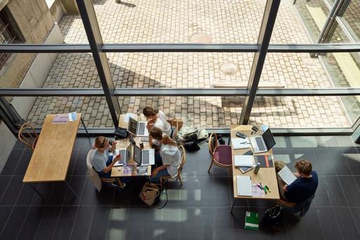 Studenter i foajén på Språk- och Litteraturcentrum.