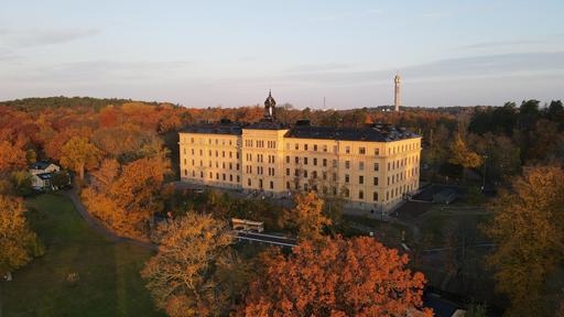 Bild på Skolbyggnad höst.jpg