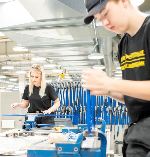 Arbete i VVS-verkstad på REFIS gymnasium