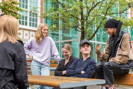 Elever på skolgården på Krokslättsgymnasiet