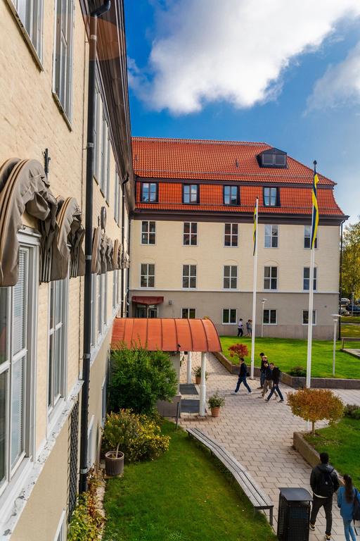 Utsikt över skolgården på Hersby Gymnasium. 