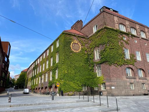 Entré till campusområdet från Valhallavägen