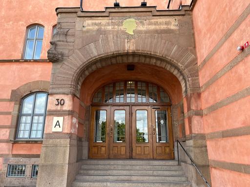 Entré till skolbyggnaden