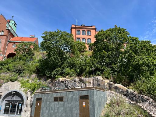 Skolbyggnaden sedd från Folkungagatan