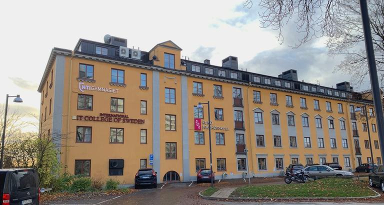 International IT College of Sweden (INIT College)s skolbyggnad från gården.