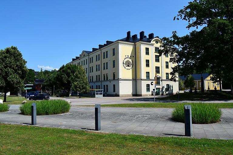 En av skolbyggnaderna